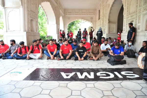 imgi_30_Sigma-Black-White-24